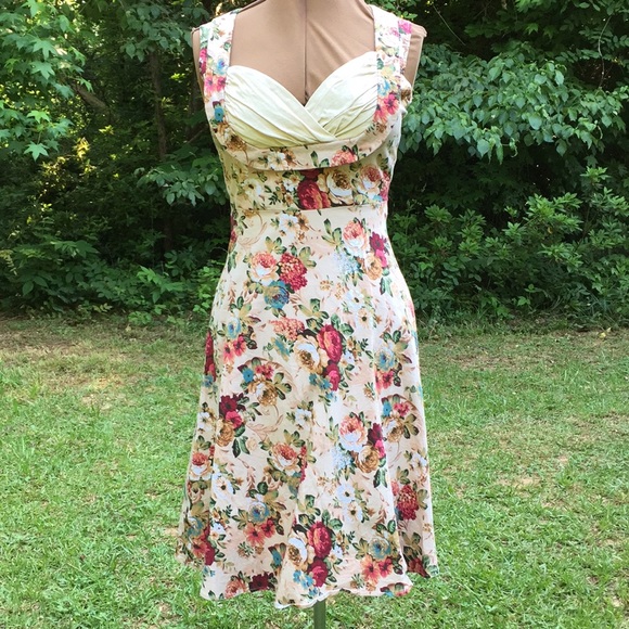 Dresses & Skirts - ❤️Vintage Style Floral Dress❤️